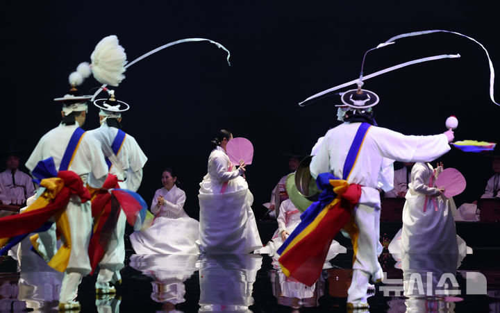 [서울=뉴시스] 이영환 기자 = 국립국악원 민속악단 단원들이 9일 오후 서울 서초구 국립국악원 예악당에서 정기공연 '다시 그리는 노래' 언론 시연회를 하고 있다.국립국악원 민속악단 정기공연 '다시 그리는 노래'는 오는 10일~11일까지 국립국악원 예악당에서 진행된다. 2025.04.09. 20hwan@newsis.com