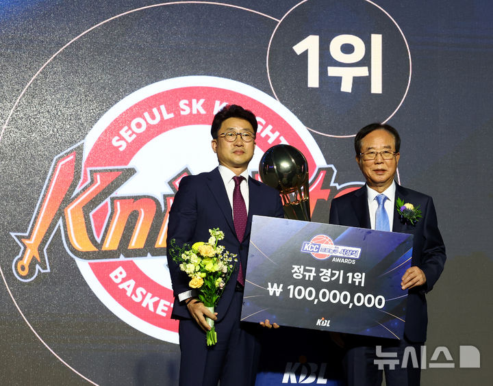 [서울=뉴시스] 박주성 기자 = 9일 서울 삼성동 그랜드 인터컨티넨탈 서울 파르나스 그랜드 볼룸에서 열린 2024~2025시즌 KCC 프로농구 시상식에서 1위 SK 나이츠가 팀상을 수상하고 있다. 2025.04.09. park7691@newsis.com