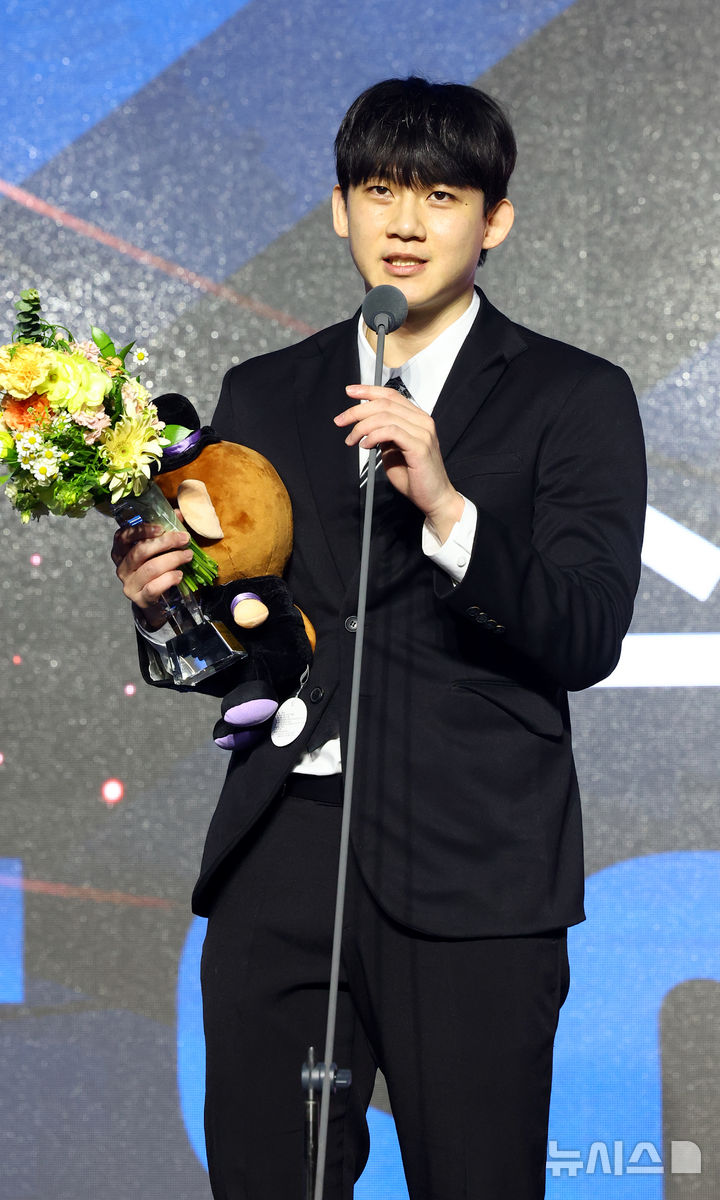 [서울=뉴시스] 박주성 기자 = 9일 서울 삼성동 그랜드 인터컨티넨탈 서울 파르나스 그랜드 볼룸에서 열린 2024~2025시즌 KCC 프로농구 시상식에서 KT 소닉붐 박준영이 식스맨상을 수상해 소감을 말하고 있다. 2025.04.09. park7691@newsis.com