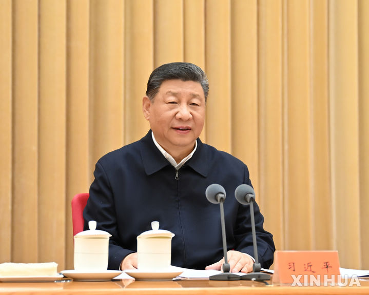 [베이징=신화/뉴시스] 시진핑 중국 국가주석이 8∼9일 베이징에서 열린 중앙주변공작회의에서 연설하고 있다. 2025.04.09