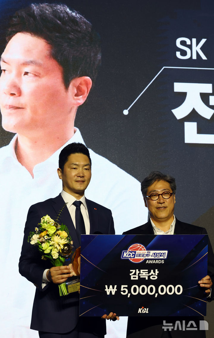 [서울=뉴시스] 박주성 기자 = 9일 서울 삼성동 그랜드 인터컨티넨탈 서울 파르나스 그랜드 볼룸에서 열린 2024~2025시즌 KCC 프로농구 시상식에서 SK 나이츠 전희철 감독이 감독상을 수상하고 있다. 2025.04.09. park7691@newsis.com