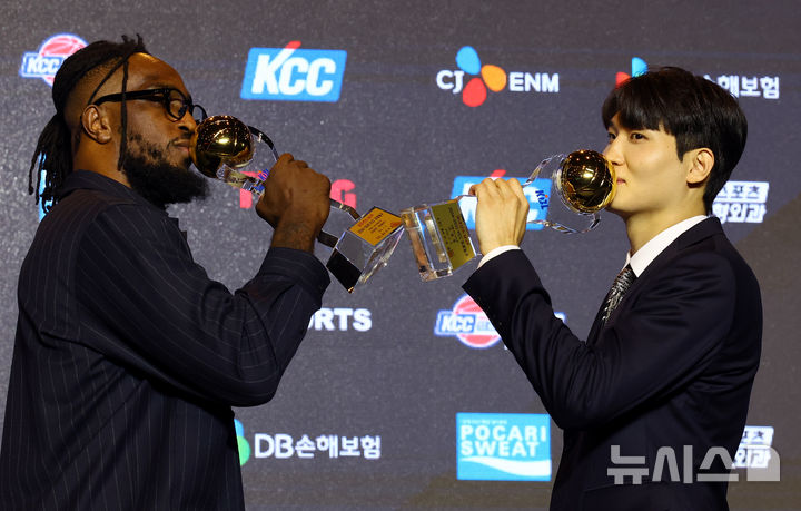 [서울=뉴시스] 박주성 기자 = 9일 서울 삼성동 그랜드 인터컨티넨탈 서울 파르나스 그랜드 볼룸에서 열린 2024~2025시즌 KCC 프로농구 시상식에서 외국인선수 MVP와 국내선수 MVP를 수상한 SK 나이츠의 자밀 워니(왼쪽)와 안영준이 포즈를 취하고 있다. 2025.04.09. park7691@newsis.com