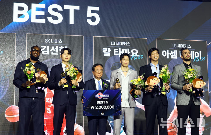 [서울=뉴시스] 박주성 기자 = 9일 서울 삼성동 그랜드 인터컨티넨탈 서울 파르나스 그랜드 볼룸에서 열린 2024~2025시즌 KCC 프로농구 시상식에서 베스트5상을 수상한 선수들이 기념촬영을 하고 있다. 왼쪽부터 SK 나이츠 자밀 워니, SK 나이츠 안영준, 이수광 총재, SK 나이츠 김선형, LG 세이커스 칼 타마요, LG 세이커스 아셈 마레이. 2025.04.09. park7691@newsis.com