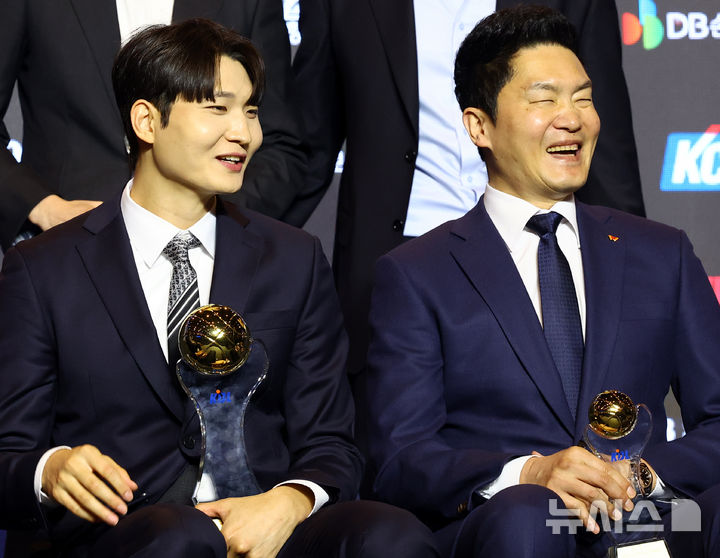 [서울=뉴시스] 박주성 기자 = 9일 서울 삼성동 그랜드 인터컨티넨탈 서울 파르나스 그랜드 볼룸에서 열린 2024~2025시즌 KCC 프로농구 시상식에서 국내선수 MVP를 수상한 SK 나이츠 안영준(왼쪽)이 감독상을 수상한 SK 나이츠 전희철 감독과 웃으며 이야기를 나누고 있다. 2025.04.09. park7691@newsis.com