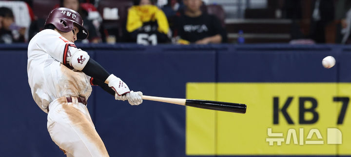 [서울=뉴시스] 추상철 기자 = 9일 오후 서울 구로구 고척스카이돔에서 열린 '2025 KBO리그' LG트윈스와 키움히어로즈의 경기, 3회말 2아웃 주자없는 상황에서 키움 이주형이 홈런을 때리고 있다. 2025.04.09. scchoo@newsis.com