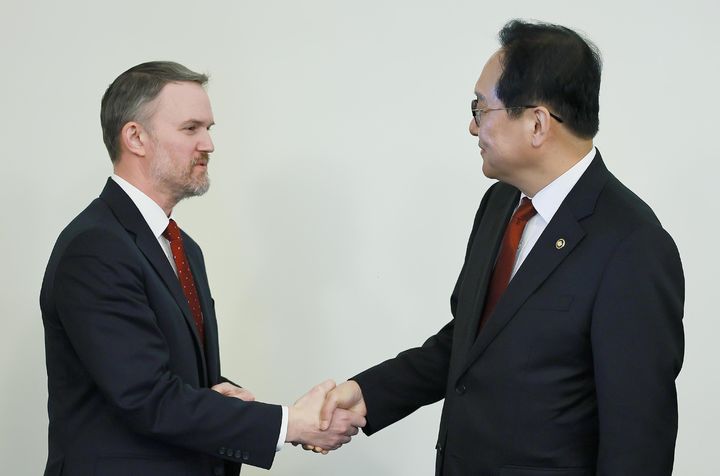 [서울=뉴시스] 김명년 기자 = 정인교 산업통상자원부 통상교섭본부장이 8(현지 시간) 미국 워싱턴 D.C. 미국 무역대표부 회의실에서 제이미슨 그리어(Jamieson Greer) 미국 무역대표부 대표와 미국 관세조치 등 통상현안을 논의 전 악수를 나누고 있다.(사진=산업통상자원부 제공) 2025.04.09. photo@newsis.com *재판매 및 DB 금지