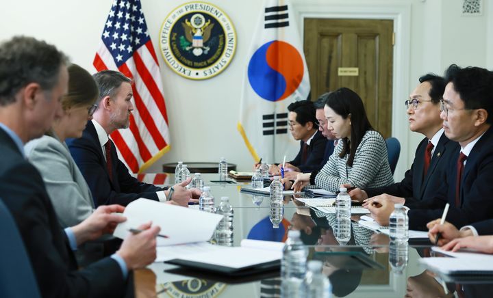 [서울=뉴시스] 김명년 기자 = 사진은 정인교 산업통상자원부 통상교섭본부장이 8일(현지 시간) 미국 워싱턴 D.C. 미국 무역대표부 회의실에서 제이미슨 그리어(Jamieson Greer) 미국 무역대표부 대표와 미국 관세조치 등 통상현안을 논의하고 있는 모습.(사진=산업통상자원부 제공) 2025.04.09. photo@newsis.com *재판매 및 DB 금지