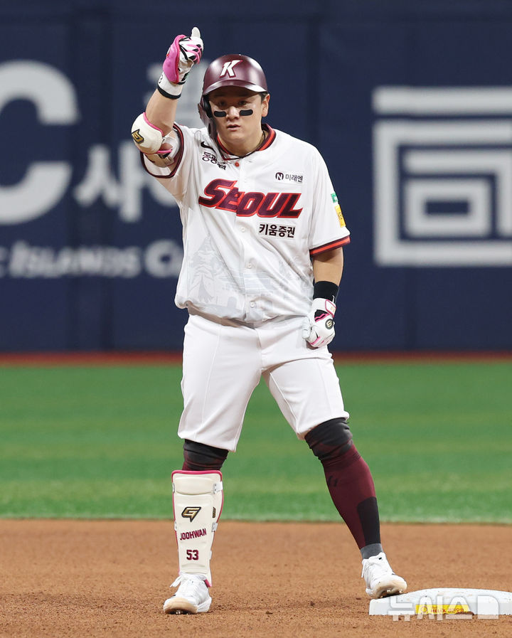 [서울=뉴시스] 추상철 기자 = 9일 오후 서울 구로구 고척스카이돔에서 열린 '2025 KBO리그' LG트윈스와 키움히어로즈의 경기, 6회말 노아웃 주자 1루 상황에서 키움 최주환이 2루타를 때린 후 더그아웃을 향해 엄지를 치켜 세우고 있다. 2025.04.09. scchoo@newsis.com