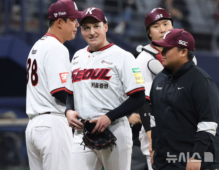 [서울=뉴시스] 추상철 기자 = 9일 오후 서울 구로구 고척스카이돔에서 열린 '2025 KBO리그' LG트윈스와 키움히어로즈의 경기, 9회초 노아웃 주자 1,2루 상황에서 8회까지 무실점을 기록한 키움 선발투수 로젠버그가 교체되고 있다. 2025.04.09. scchoo@newsis.com