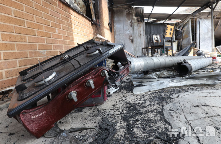 [안동=뉴시스] 김금보 기자 = 9일 경북 안동시 길안면 만음리 산불 피해 주민 송명배(66) 씨의 전소된 집에 집기가 나뒹굴고 있다. 2025.04.09. kgb@newsis.com