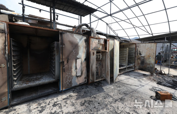 [안동=뉴시스] 김금보 기자 = 9일 경북 안동시 길안면 만음리 산불 피해 주민 송명배(66) 씨의 전소된 농막에 고추 건조기가 불타 있다. 2025.04.09. kgb@newsis.com