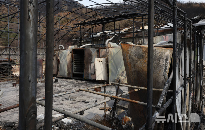 [안동=뉴시스] 김금보 기자 = 지난달 9일 경북 안동시 길안면 만음리 산불 피해로 전소된 농막에 고추 건조기가 불탄 모습. 2025.04.09. kgb@newsis.com