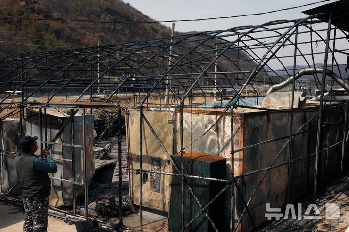 [안동=뉴시스] 김금보 기자 = 9일 경북 안동시 길안면 만음리 산불 피해 주민 송명배(66) 씨의 전소된 농막에 농기구가 나뒹굴고 있다. 2025.04.09. kgb@newsis.com