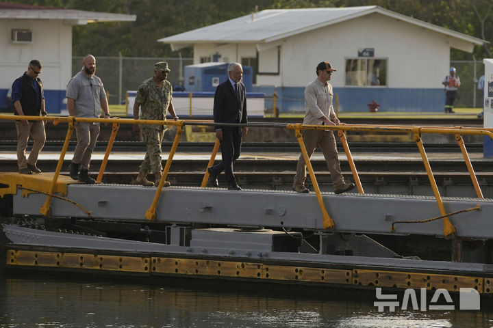 [파나마시티=AP/뉴시스] 피트 헤그세스 미국 국방장관(오른쪽)이 지난 4월 8일 파나마시티에서 파나마 운하의 미라플로레스 수문을 둘러보고 있다. 2025.04.23.
