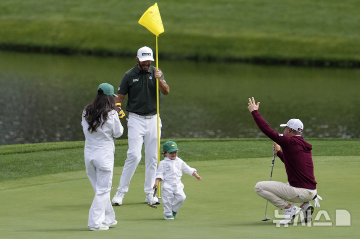 <font style="vertical-align: inherit;"><font style="vertical-align: inherit;">[오거스타=AP/뉴시스] 9일(현지 시간) 미 조지아주 오거스타 내셔널 골프클럽에서 열린 제89회 마스터스 파3 콘테스트에서 맥스 호마와 아들 캠 호마, 저스틴 토마스가 함께 웃고 있다. 2025.04.10.</font></font><font style="vertical-align: inherit;"><font style="vertical-align: inherit;"></font></font>