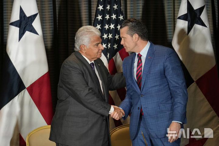 [파나마시티=AP/뉴시스] 지난 4월 9일 파나마 파나마시티에서 열린 미군주둔을 허용하는 협정 체결식에서 호세 라울 무리노 파나마 대통령(왼쪽)과 피트 헤그세스 미국 국방장관이 악수하고 있다. 2025.04.23.