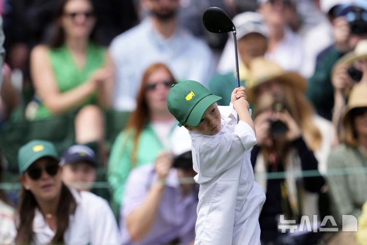 [오거스타=AP/뉴시스] 조던 스피스의 아들 새미가 9일(현지 시간) 미 조지아주 오거스타 내셔널 골프클럽에서 열린 제89회 마스터스 파3 콘테스트에서 스윙을 하고 있다. 2025.04.10.<font style="vertical-align: inherit;"><font style="vertical-align: inherit;"></font></font>