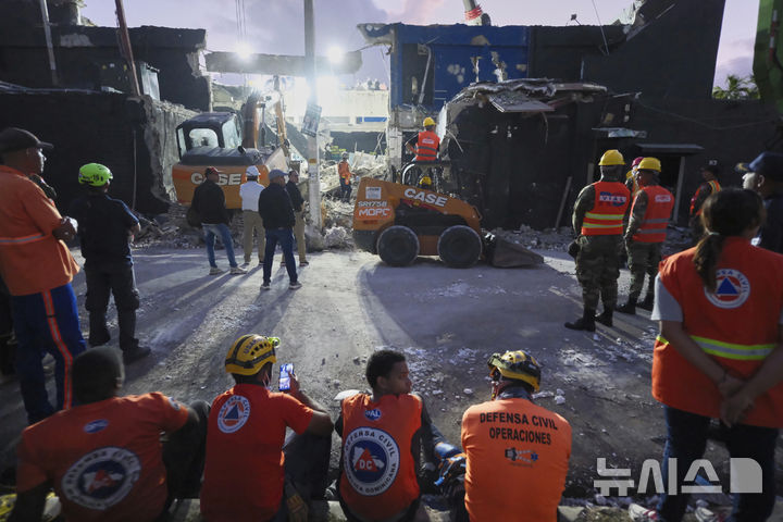 [산토도밍고=AP/뉴시스]9일(현지시각) 도미니카공화국 산토도밍고 제트세트 나이트클럽 지붕 붕괴 현장에서 구조대가 수색 작업을 하고 있다. 도미니카공화국 구조대원들은 10일 이틀 전 발생한 나이트클럽 지붕 붕괴 사고에 따른 희생자 구조 수색 작업이 계속되고 있지만 생존자를 찾을 희망은 희박하다고 밝혔다. 지금까지 이 사고로 인한 사망자 수는 최소 184명으로 증가했다. 2025.04.10.