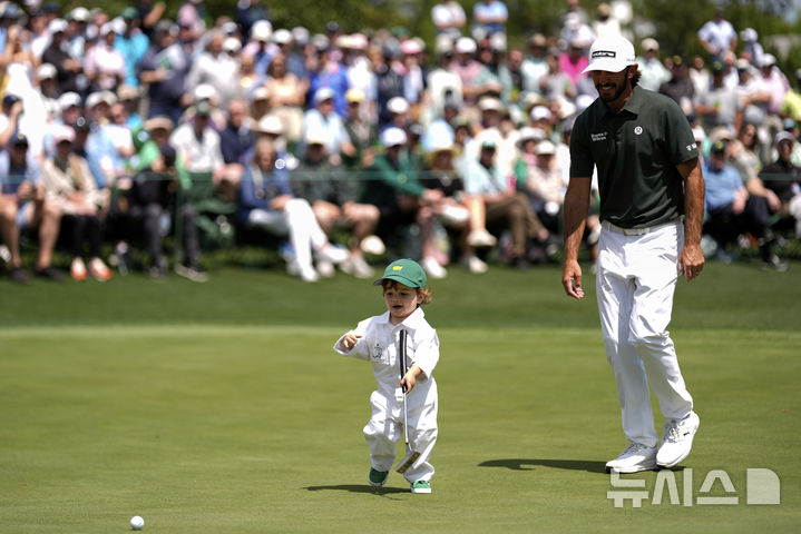 [오거스타=AP/뉴시스] 맥스 호마의 아들 캠 호마가 9일(현지 시간) 미 조지아주 오거스타 내셔널 골프클럽에서 열린 제89회 마스터스 파3 콘테스트 7번홀 그린을 걷고 있다. 2025.04.10.<font style="vertical-align: inherit;"><font style="vertical-align: inherit;"></font></font>