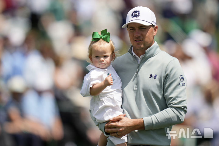 [오거스타=AP/뉴시스] 조던 스피스가 9일(현지 시간) 미 조지아주 오거스타 내셔널 골프클럽에서 열린 제89회 마스터스 파3 콘테스트 7번홀에서 딸 소피를 안고 있다. 2025.04.10.<font style="vertical-align: inherit;"><font style="vertical-align: inherit;"></font></font>