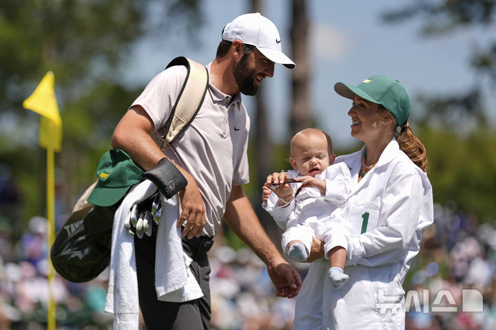 [오거스타=AP/뉴시스] 스코티 셰플러가 9일(현지 시간) 미 조지아주 오거스타 내셔널 골프클럽에서 열린 제89회 마스터스 파3 콘테스트 7번홀에서 아내 메러디스와 아들 베넷과 대화하고 있다. 2025.04.10.<font style="vertical-align: inherit;"><font style="vertical-align: inherit;"></font></font>