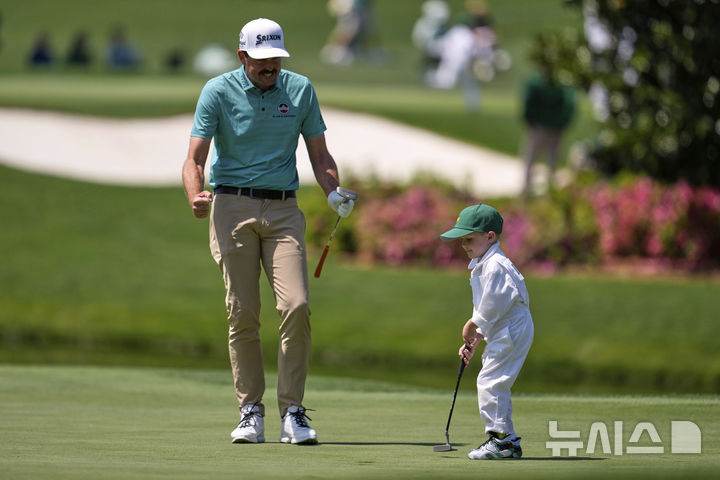 [오거스타=AP/뉴시스] 키건 브래들리가 9일(현지 시간) 미 조지아주 오거스타 내셔널 골프클럽에서 열린 제89회 마스터스 파3 콘테스트 4번홀에서 퍼트를 성공한 아들 쿠퍼를 바라보고 있다. 2025.04.10.<font style="vertical-align: inherit;"><font style="vertical-align: inherit;"></font></font>