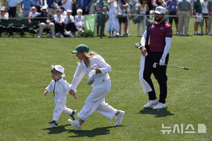 [오거스타=AP/뉴시스] 프랑스 마티유 파본이 9일(현지 시간) 미 조지아주 오거스타 내셔널 골프클럽에서 열린 제89회 마스터스 파3 콘테스트 1번홀 그린에서 아내 멜리사 타리스와 아들 에런이 달리는 모습을 지켜보고 있다. 2025.04.10.<font style="vertical-align: inherit;"><font style="vertical-align: inherit;"></font></font>