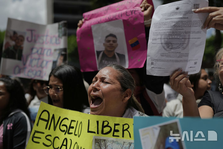 [카라카스=AP/뉴시스] 베네수엘라 카라카스에 있는 유엔 건물 앞에서 미국 정부가 엘살바도르의 교도소로 강제 이송한 베네수엘라 이민자들의 가족들이 4월 9일 항의 시위를 벌이고 있다. 미국 정부는 3월 중순 베네수엘라 이민자 260여 명을 갱단 소속원이라며 재판 없이 엘살바도르의 악명 높은 세코트 교도소로 추방해 연방법원에서 귀환 명령을 내린 바 있다. 2025.06.05. 