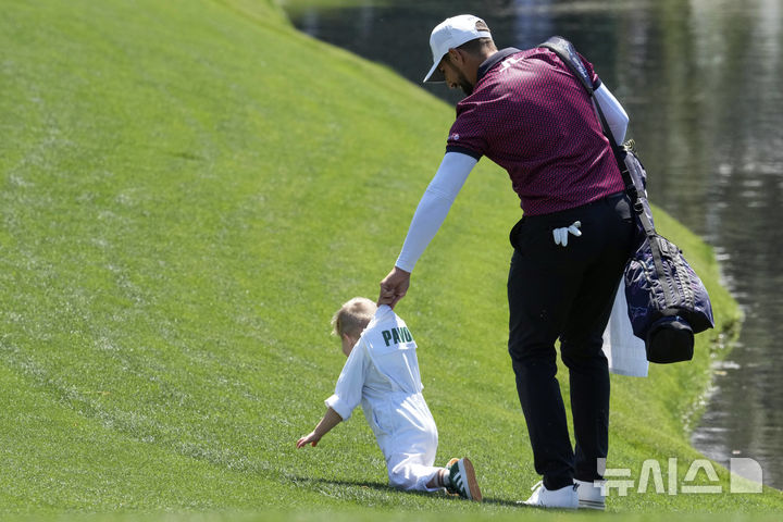 [오거스타=AP/뉴시스] 프랑스 마티유 파본이 9일(현지 시간) 미 조지아주 오거스타 내셔널 골프클럽에서 열린 제89회 마스터스 파3 콘테스트 5번홀에서 아들 아론을 들어올리고 있다. 2025.04.10.<font style="vertical-align: inherit;"><font style="vertical-align: inherit;"></font></font>