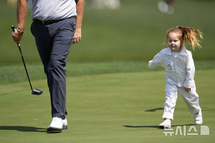 [오거스타=AP/뉴시스] 셰인 로리의 딸 아이비(3)가 9일(현지 시간) 미 조지아주 오거스타 내셔널 골프클럽에서 열린 제89회 마스터스 파3 콘테스트 1번홀을 걷고 있다. 2025.04.10.<font style="vertical-align: inherit;"><font style="vertical-align: inherit;"></font></font>