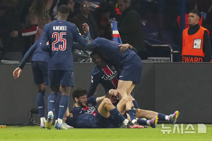 [파리=AP/뉴시스] 파리 생제르맹(PSG)의 흐비차 크바라츠헬리아(아래)가 9일(현지 시간) 프랑스 파리의 파르크 데 프랭스에서 열린 2024-25 유럽축구연맹(UEFA) 챔피언스리그(UCL) 8강 1차전 애스턴 빌라(영국)와의 경기 후반 4분 역전 골을 넣고 동료들과 환호하고 있다. 이강인이 결장한 PSG는 3-1로 승리하며 4강 진출에 유리한 고지를 점했다. 2025.04.10.