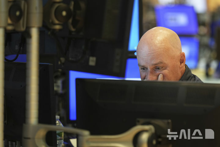 [뉴욕=AP/뉴시스] 16일(현지 시간) 뉴욕증시는 미국의 대중국 반도체 수출 규제 강화와 제롬 파월 미국 연방준비제도(Fed·연준) 의장 경고 여파로 일제히 하락 마감했다. 2025.04.17.