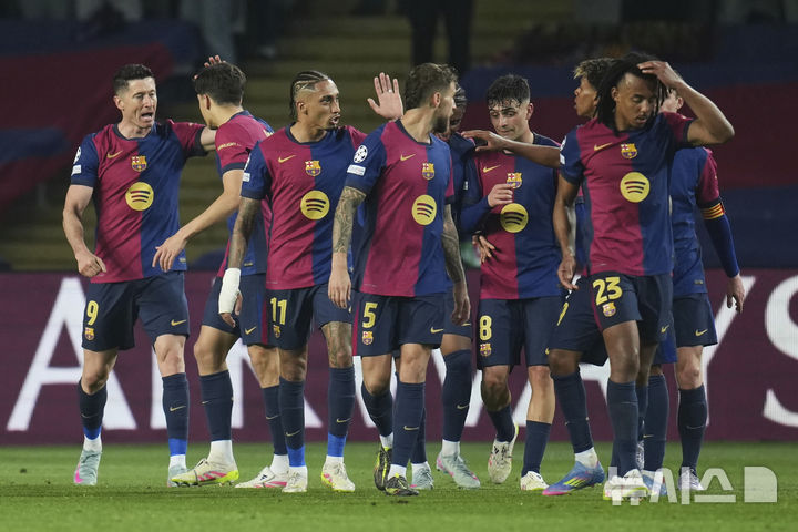 [바르셀로나=AP/뉴시스] FC 바르셀로나의 로베르트 레반도프스키(왼쪽)가 9일(현지 시간) 스페인 바르셀로나의 캄노우에서 열린 2024-25 유럽축구연맹(UEFA) 챔피언스리그(UCL) 8강 1차전 도르트문트(독일)와의 경기 후반 3분 팀 세 번째 골을 넣고 동료들과 자축하고 있다. 바르셀로나는 레반도프스키의 멀티 골 등을 묶어 4-0으로 승리하고 4강 진출 가능성을 높였다. 2025.04.10.