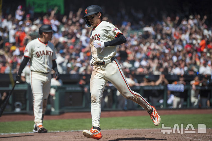 [샌프란시스코=AP/뉴시스] 샌프란시스코 자이언츠의 이정후가 9일(현지 시간) 미 캘리포니아주 샌프란시스코의 오라클 파크에서 열린 2025 메이저리그 신시내티 레즈와의 경기 6회 말 상대 투수 폭투로 득점하고 있다. 이정후는 5타수 3안타(3루타1, 2루타1) 1타점 1득점으로 활약했고 팀은 10회 연장 끝에 8-6 역전승을 거뒀다. 2025.04.10.