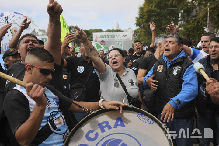[부에노스아이레스=AP/뉴시스] 지난 4월 9일 아르헨티나 부에노스아이레스에서 노동조합원과 퇴직자, 지지자들이 하비에르 밀레이 대통령의 긴축 정책에 반대하는 시위를 벌이고 있다. 2025.08.28.