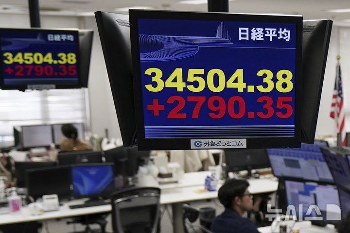 [도쿄=AP·교도/뉴시스] 10일 일본 도쿄 증시에서 닛케이225지수(닛케이평균주가)는 9.13% 상승해 34609.00에 장을 마감했다. 이는 역대 두 번째로 큰 하루 상승 폭이다. 10일 일본 도쿄의 한 외환 거래 회사에서 닛케이225지수(닛케이평균주가) 현황을 보여주는 모니터가 보이고 있다. 2025.04.10.
