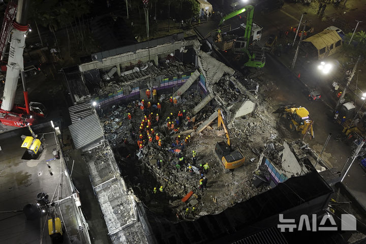 [산토도밍고=AP/뉴시스] 10일(현지 시간) 도미니카공화국 산토도밍고 제트세트 나이트클럽 지붕 붕괴 현장에서 구조대가 희생자 시신을 찾고 있다. 지난 8일 발생한 나이트클럽 사고로 인한 사망자 수는 최소 184명으로 늘어났다. 2025.04.10.