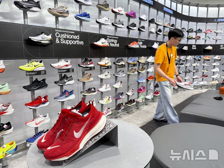 [하노이=AP/뉴시스] 지난 4월 10일(현지 시간) 베트남 하노이 한 나이키 매장에서 직원이 제품을 정리하고 있다. 2025.07.03.