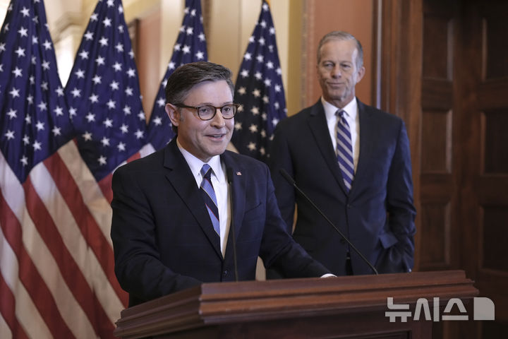 [워싱턴=AP/뉴시스]마이크 존슨 미 하원의장(왼쪽)이 지난달 10일(현지시각) 도널드 트럼프 미 대통령이 "아름다운 법안"이라고 부른 세금 감면 및 지출 삭감 패키지에 대한 표결을 앞두고 기자들에게 패키지에 대해 설명하고 있다. 무디스의 미국 신용 등급 강등은 이 법안에 대한 경고로 해석된다. 2025.5.20.