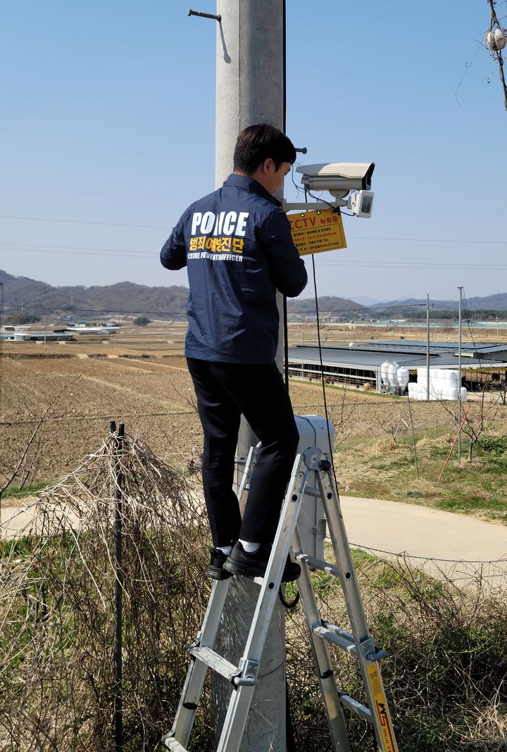 [상주=뉴시스] CCTV 설치. (사진=상주경찰서 제공) 2025.04.10 photo@newsis.com *재판매 및 DB 금지
