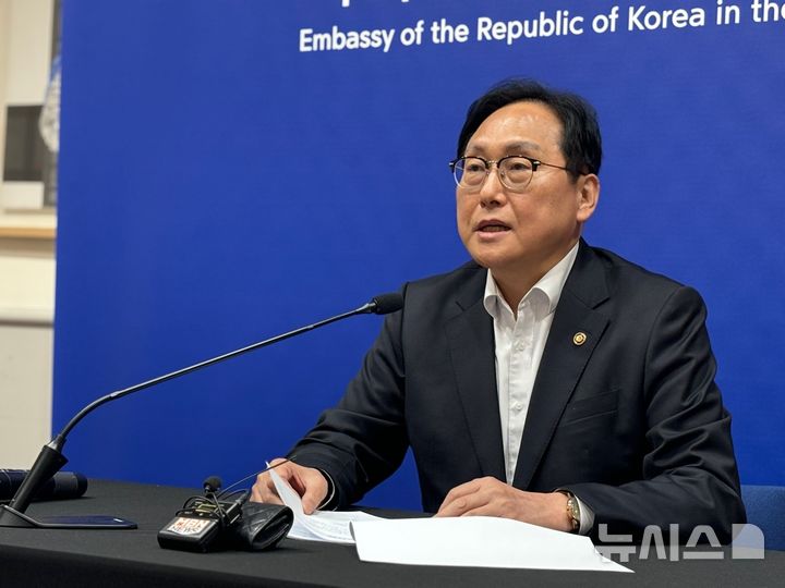 [워싱턴=뉴시스]이윤희 특파원 =정인교 산업통상자원부 통상교섭본부장이 9일(현지 시간) 미국 워싱턴DC 주미대사관에서 특파원 간담회를 열고 발언하고 있다. 2025.04.10.
