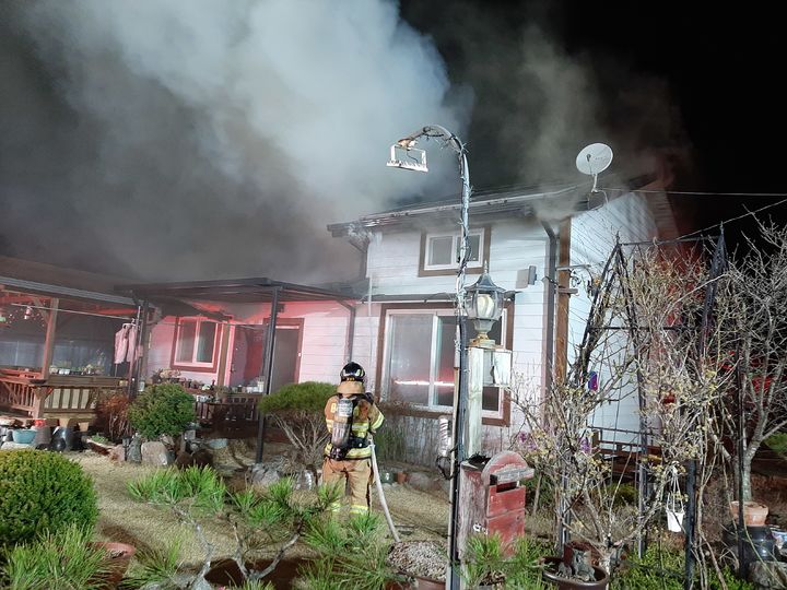  [영주=뉴시스] 영주시 평은면 오운리 단독주택에서 발생한 화재를 진화하고 있다. 2025.04.10. (사진=경북소방본부 제공) photo@newsis.com *재판매 및 DB 금지