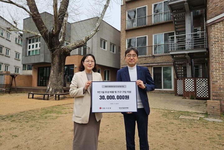 정인욱학술장학재단 유용재 사무국장(오른쪽)과 시온원 박현경 사무국장이 9일 시온원에서 시설보호아동 1인 1실 조성 지원을 위한 후원금 전달식을 갖고 기념촬영을 하고 있다. (사진 = 삼표그룹 제공) *재판매 및 DB 금지