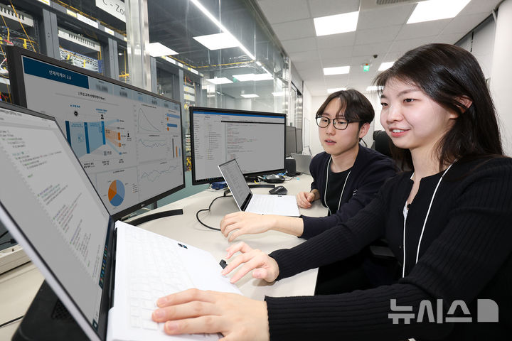 [서울=뉴시스] KT가 이동통신 고객들에게 AI 선제적 품질 혁신을 제공한다고 10일 밝혔다. 사진은 KT가 AI 활용한 선제적 품질 혁신을 통해 네트워크 사항을 점검하는 모습. (사진=KT 제공)