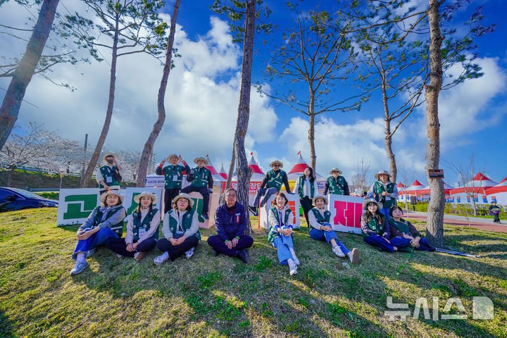 [남해=뉴시스] 차용현 기자 = 10일 경남 남해군 창선면 정성화 부면장(왼쪽에서 5번째)이 직원들과 기념 촬영을 하고 있다. 2025.04.10.(사진=남해군 제공)photo@newsis.com