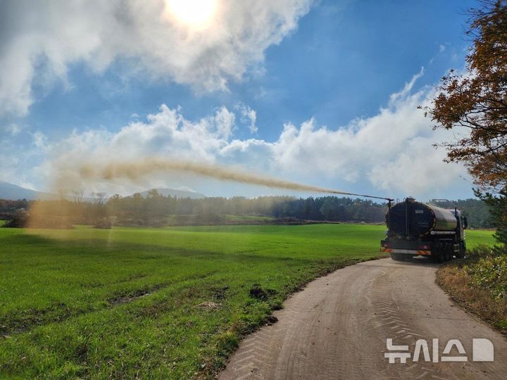 [제주=뉴시스] 액비운송차량의 액비살포 모습. 해당 사진은 기사 내용과 관련이 없습니다. (사진=제주시 제공) 2025.04.10. photo@newsis.com *재판매 및 DB 금지