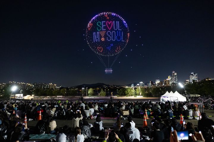 [서울=뉴시스]2024년 한강 불빛 공연.