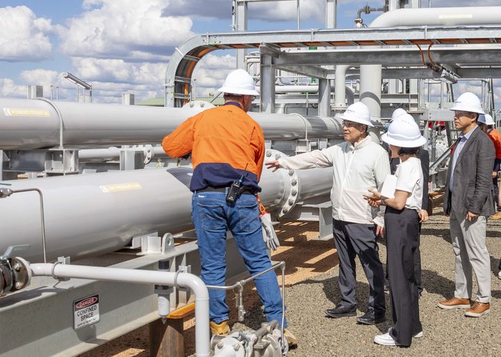 [서울=뉴시스] 장인화(왼쪽 두번째) 포스코그룹 회장이 9일(현지시간) 호주 퀸즐랜드주 세넥스에너지 가스전 현장을 찾아 사업을 점검하고 있다. (사진=포스코그룹 제공) 2025.4.10. photo@newsis.com *재판매 및 DB 금지