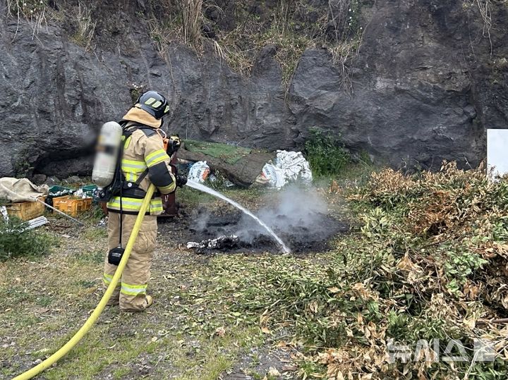 [제주=뉴시스] 10일 오전 제주 서귀포시 토평동 소재 공터에서 쓰레기 소각 중 화재가 발생해 소방당국이 진압에 나서고 있다. (사진=제주소방안전본부 제공) 2025.04.10. photo@newsis.com
