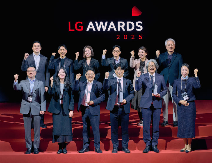 [서울=뉴시스]9일 경기도 이천 LG인화원에서 열린 LG 어워즈에서 구광모 LG 회장(뒷줄 왼쪽 첫번째)가 고객 대표, 수상자들과 기념 촬영을 하고 있다. (사진 = LG) 2025.04.10. photo@newsis.com&nbsp; *재판매 및 DB 금지